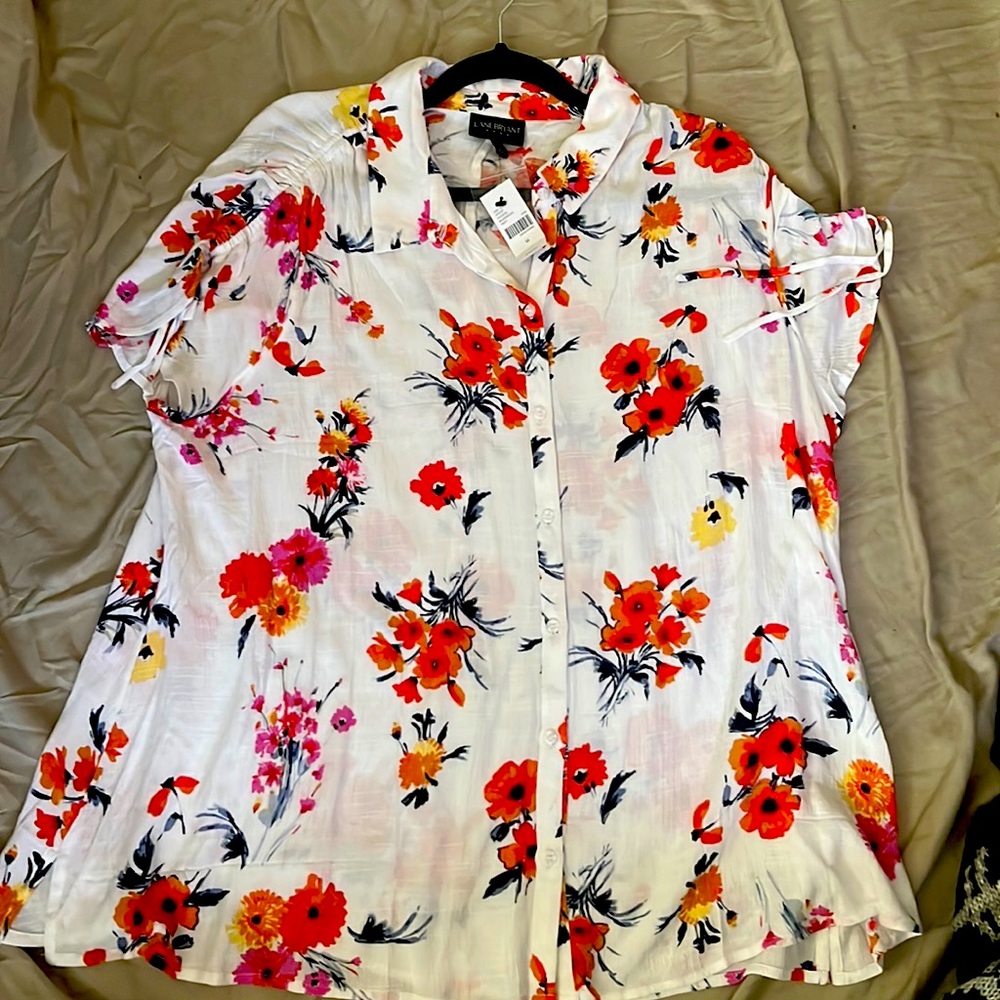Lane Bryant button front top with short sleeves.Size 16, nwt,adjustable sleeves.